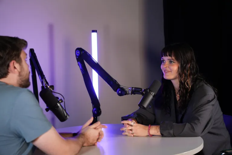 Interview à deux autour de la table ronde, décor béton