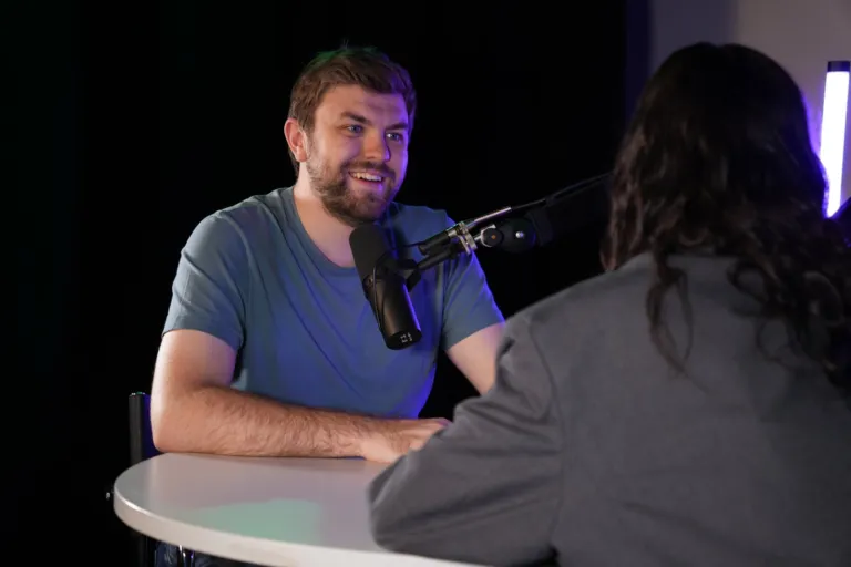 Invité souriant pendant une interview, décor béton