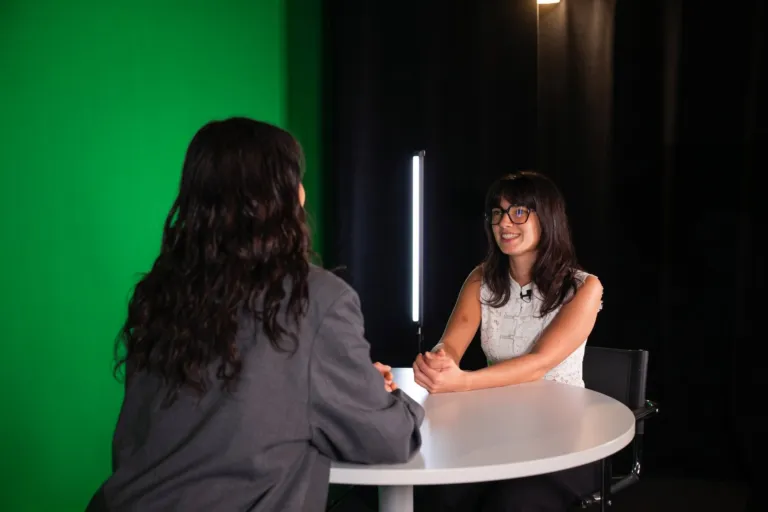 Tournage à deux sur le plateau fond vert du studio