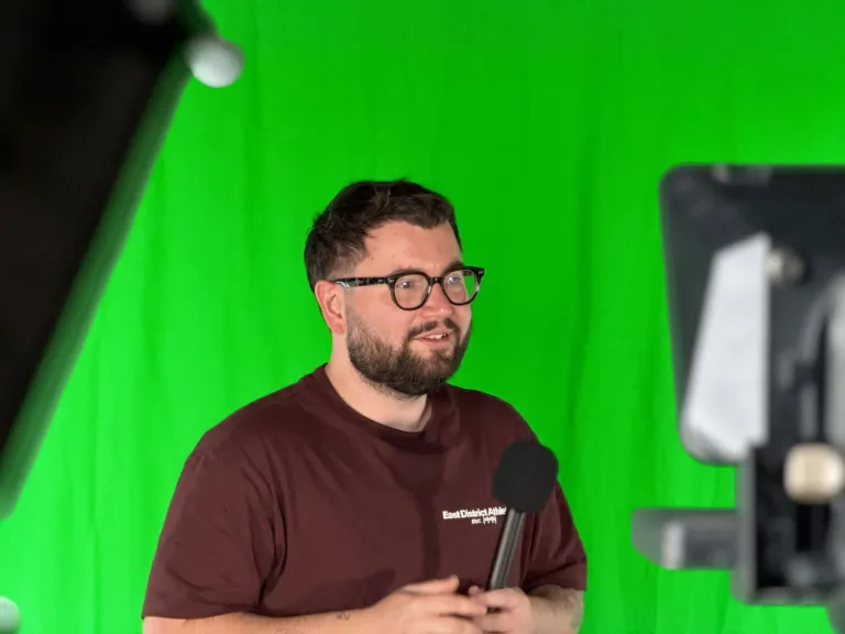 Tournage face caméra sur le fond vert du studio Le 21