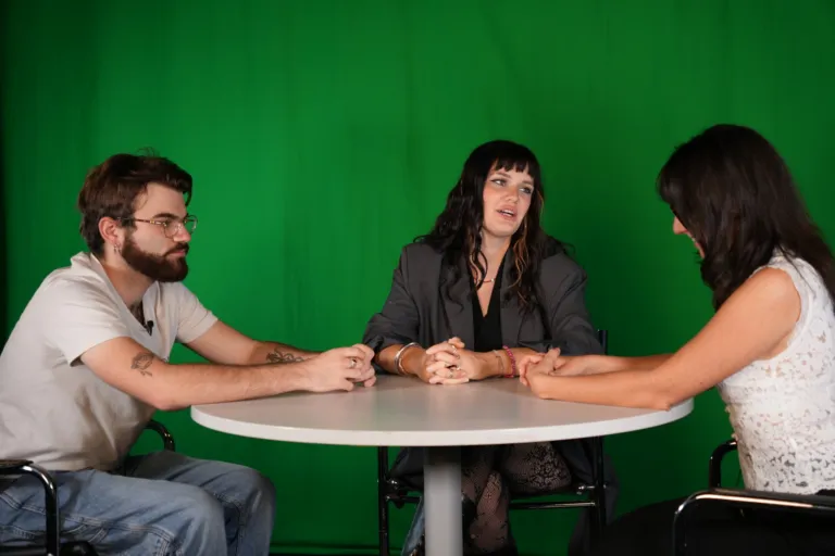 Discussion à trois sur fond vert
