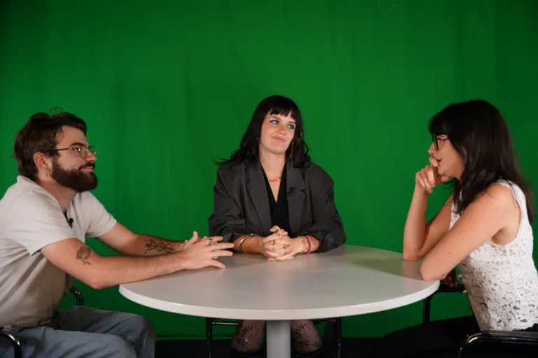 Table ronde à trois sur fond vert