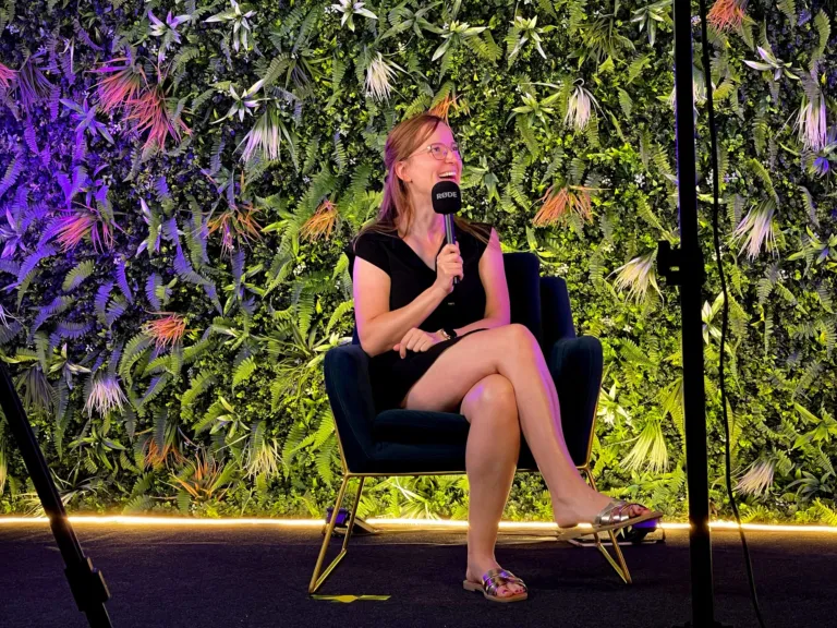 Interview en fauteuil devant le mur végétal du studio Le 21