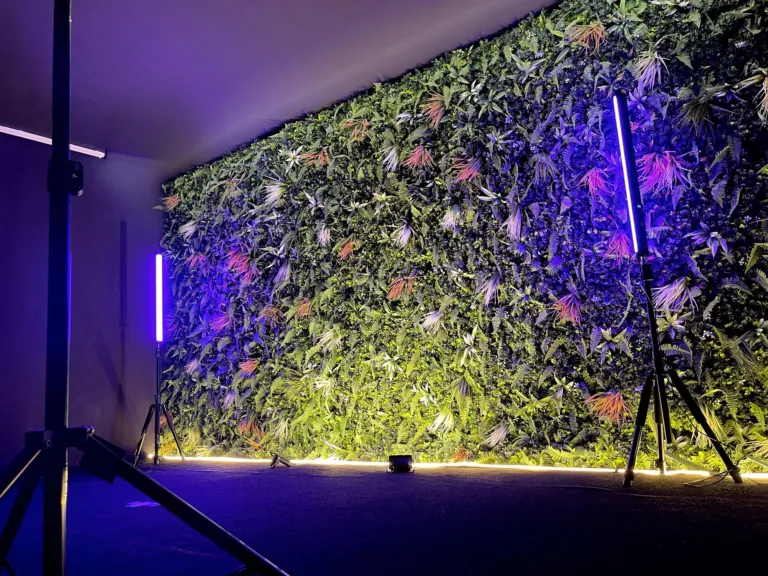 Mur végétal éclairé par des tubes LED au studio Le 21