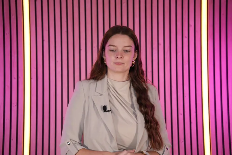 Interview en solo devant le mur en tasseaux bois