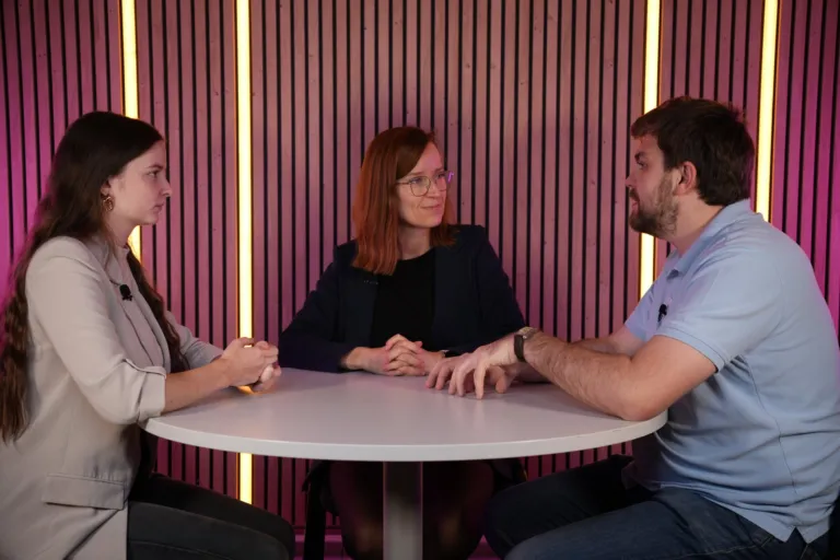 Table ronde à trois devant le décor tasseaux bois du Studio Le 21